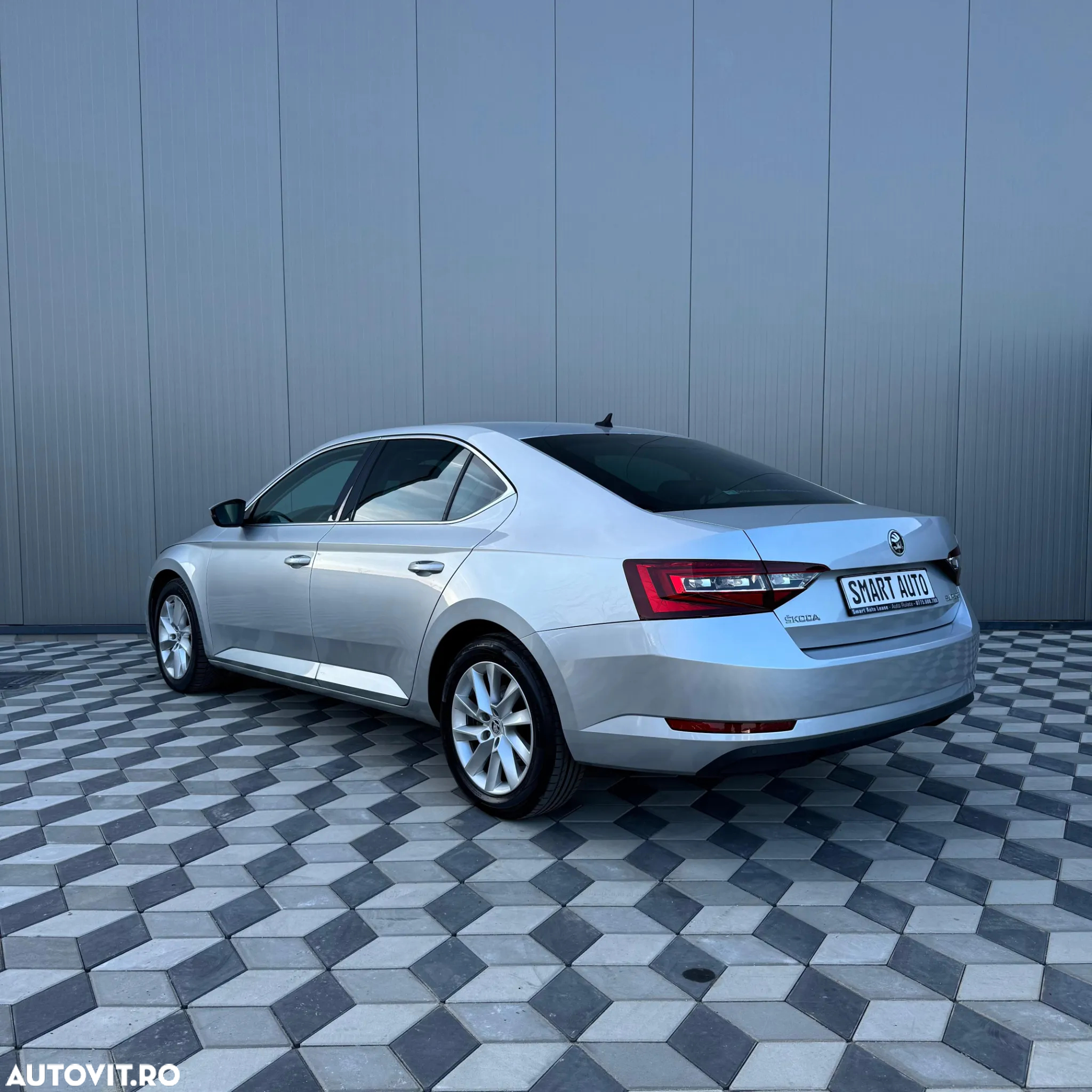 Skoda Superb 2.0 TDI DSG L&K - 27