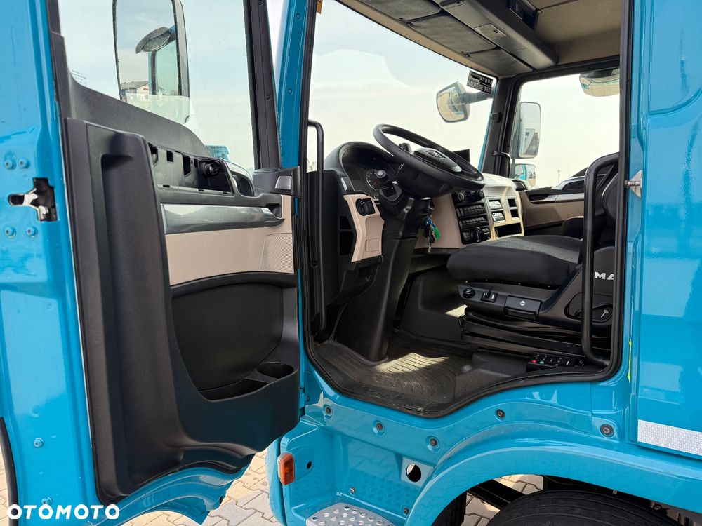 MAN TGL 12.220 / KONTENER + WINDA / 117 000 KM / ROLETA / TYŁ PODUSZKA / Z FRANCJI / STAN BDB / / / - 33