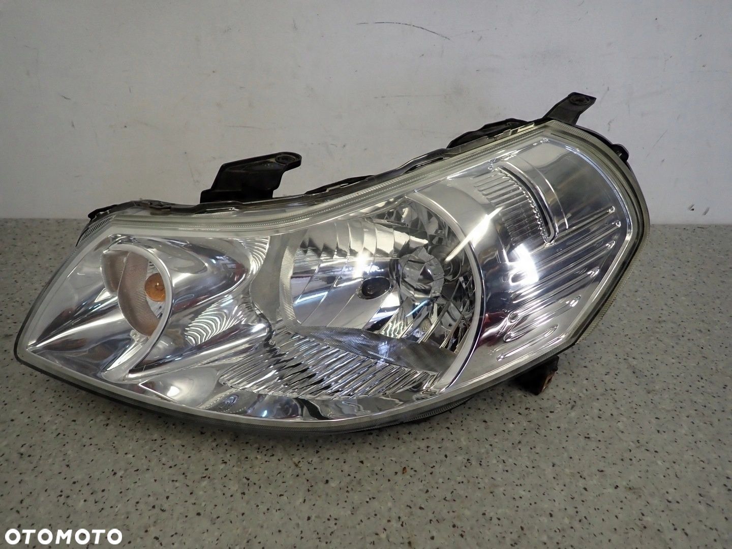 SUZUKI SX4 FIAT SEDICI 06-13 LAMPA PRZEDNIA LEWA REFLEKTOR - 1