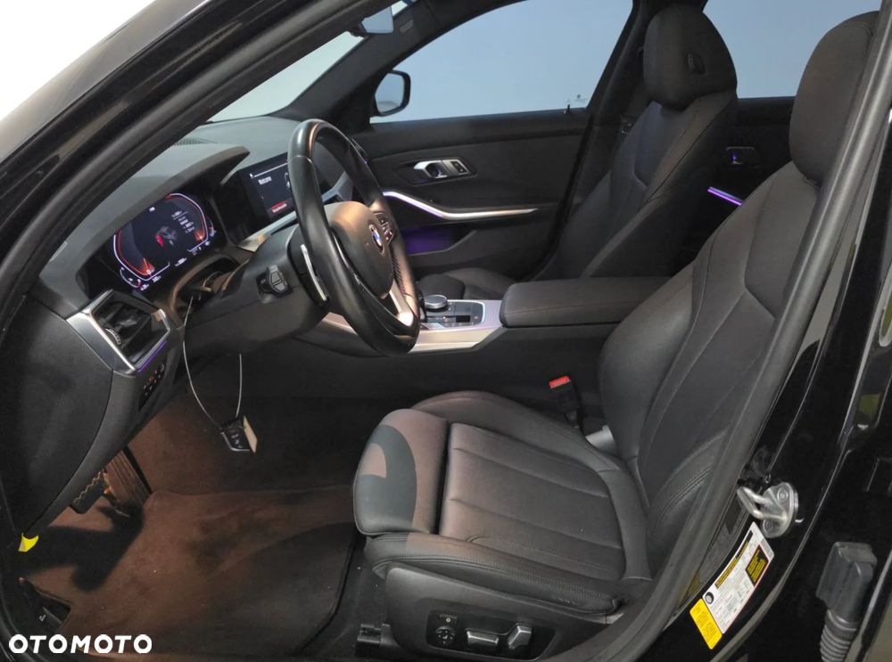 BMW Seria 3 330i M Sport - 8
