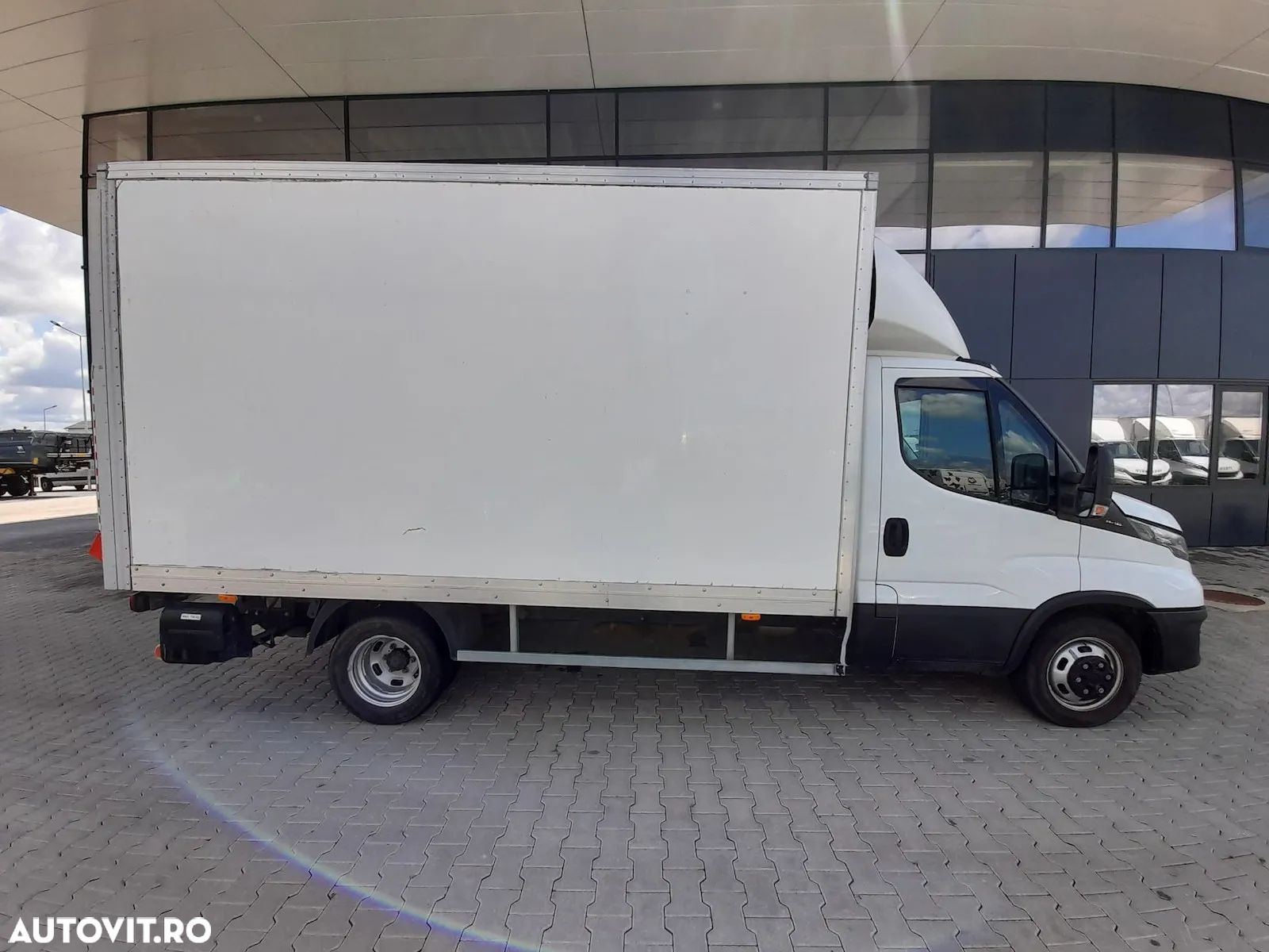 Iveco Daily 35C16H3.0 BOX+LIFT - 4