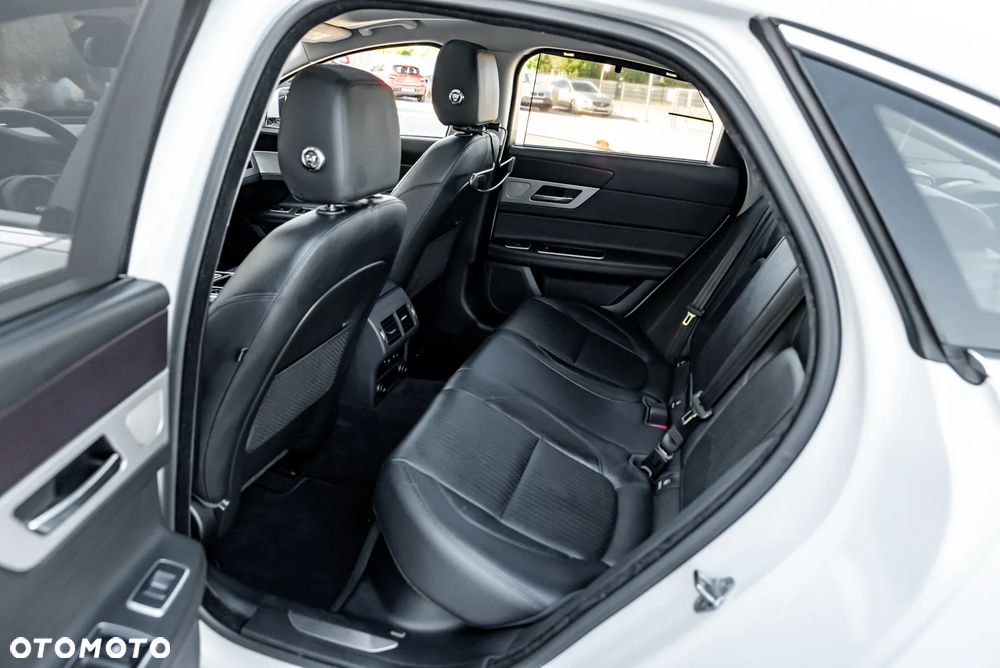Jaguar XF 20d Prestige - 24