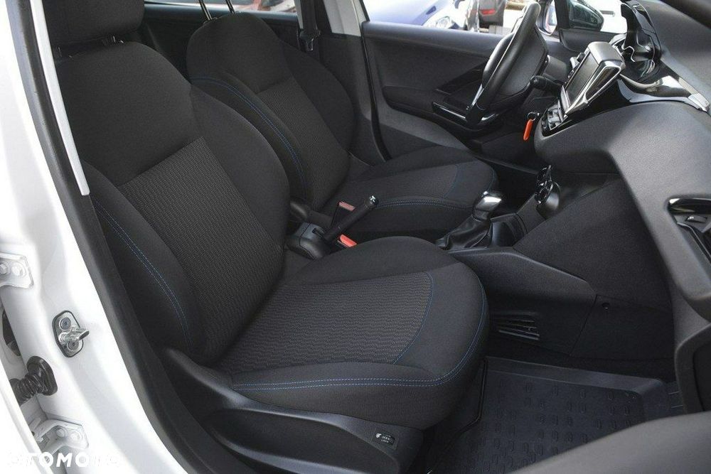 Peugeot 208 82 PureTech Style - 19