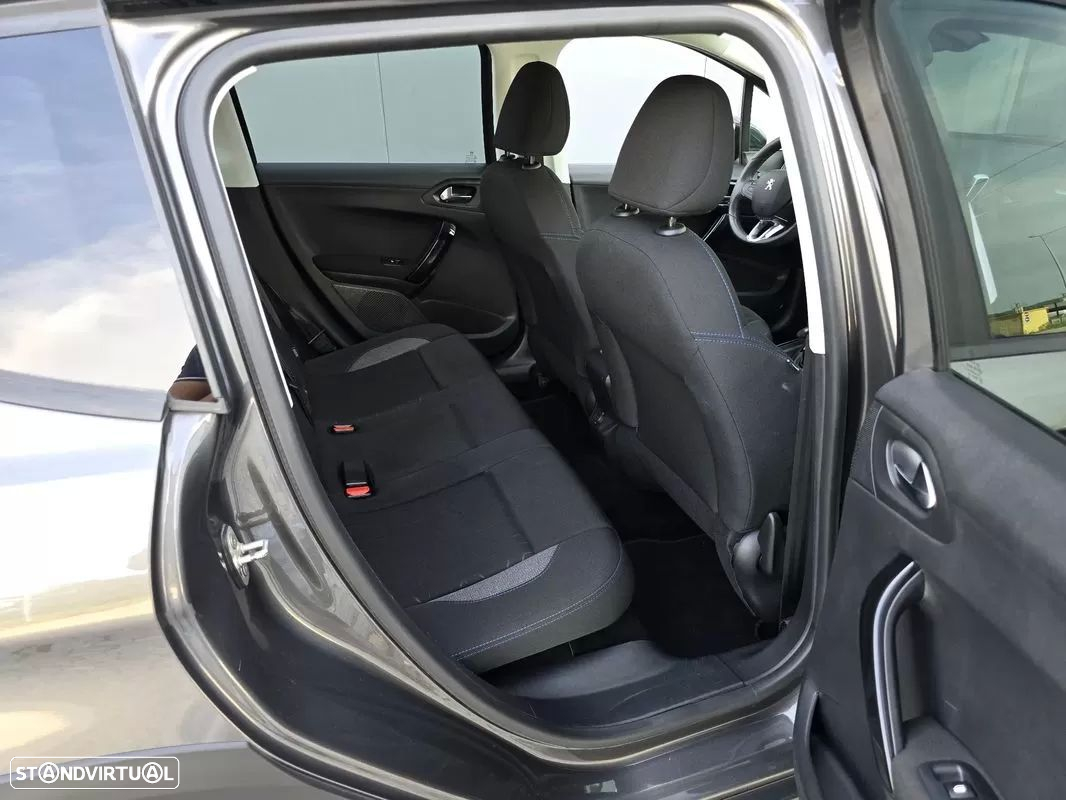 Peugeot 2008 1.2 PureTech Signature - 27