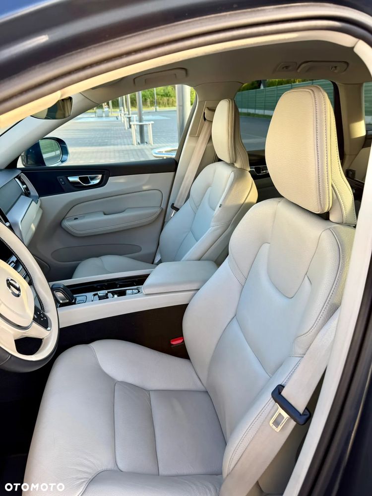 Volvo XC 60 B5 B AWD Momentum Pro - 12