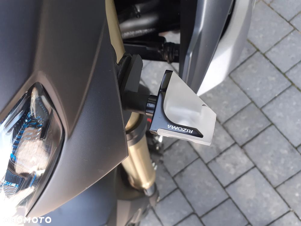 Suzuki GSR - 5