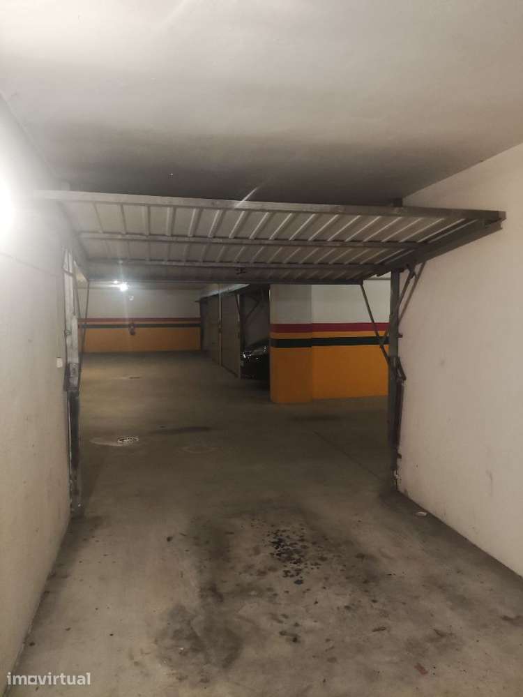 Garagem privada para arrendamento - Rua Artur Bivar, Lamaçães - Grande imagem: 4/5
