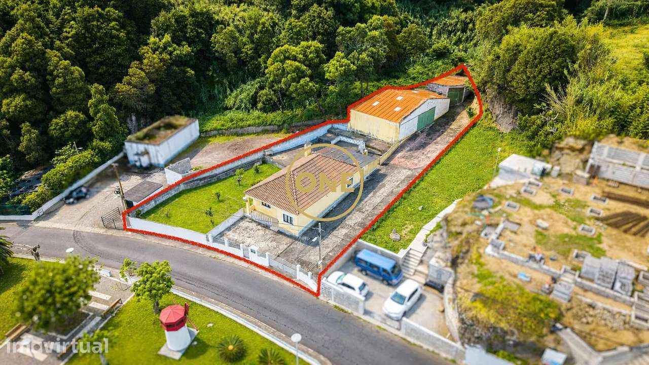 Moradia T4 com Amplo Jardim nas Feteiras – Tranquilidade e Potencial - Grande imagem: 2/31
