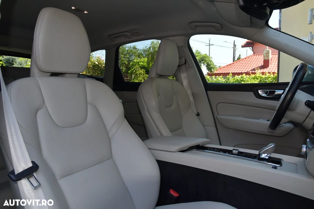 Volvo XC 60 B4 MHEV AT8 AWD Momentum Pro - 30