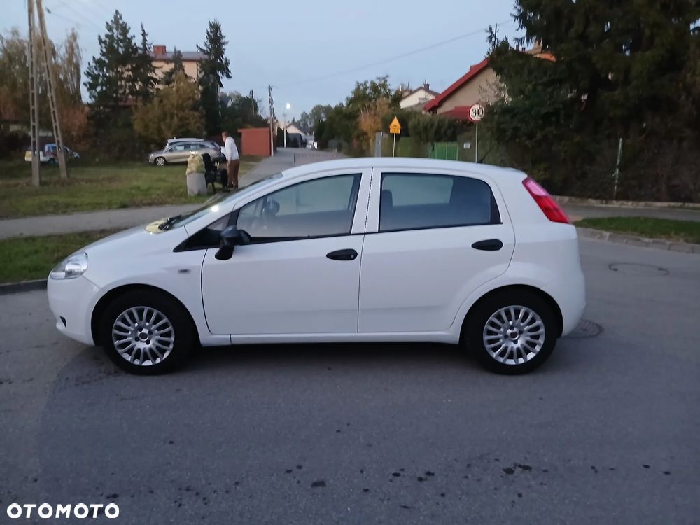 Fiat Grande Punto 2009 photo 2