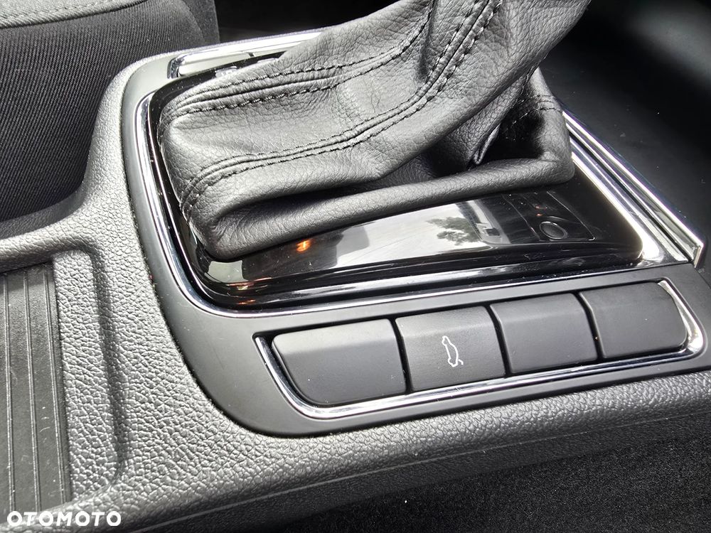 Skoda Superb 2.0 TDI DSG Elegance - 33