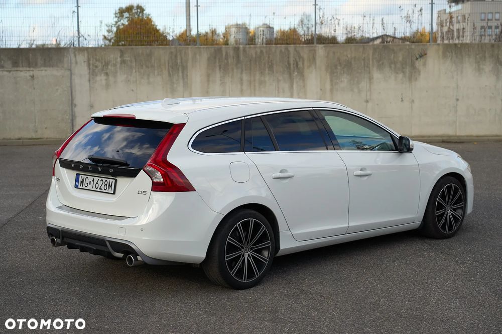 Volvo V60 D5 R-Design - 6