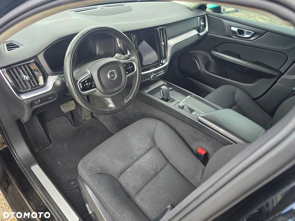 Volvo V60 B3 B DKG Momentum - 17