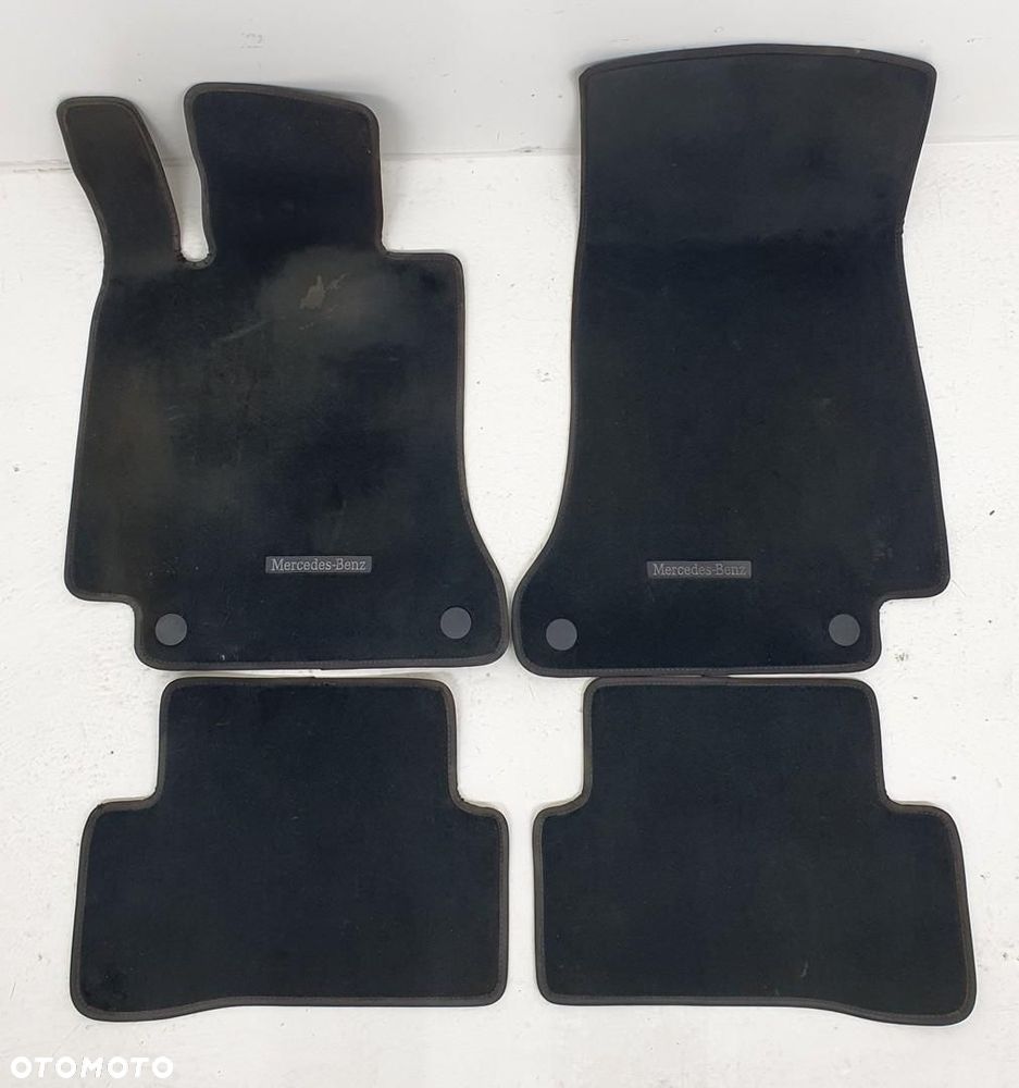 DYWANIKI CHODNICZKI WELUROWE MERCEDES W205 A2056800548 KOMPLET - 1