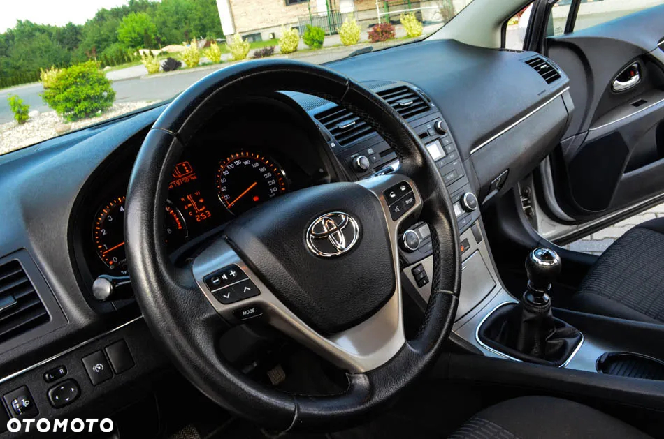 Toyota Avensis Combi 1.8 Executive - 33