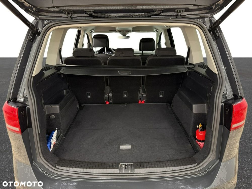 Volkswagen Touran - 12