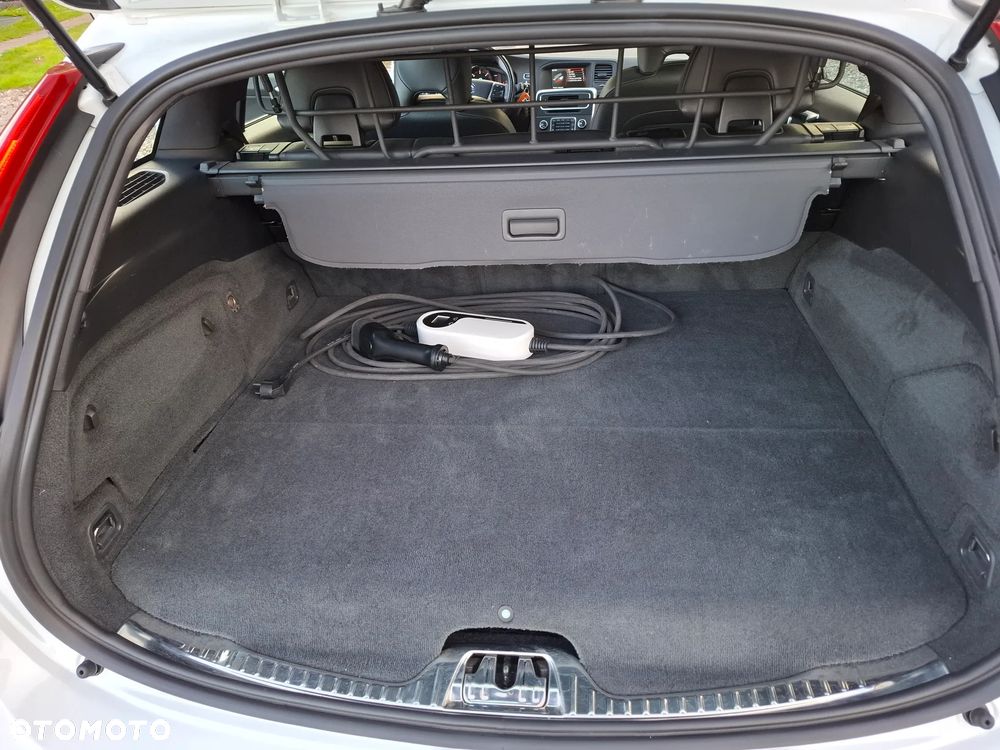 Volvo V60 D6 AWD Plug-in Hybrid R-Design Summum - 14