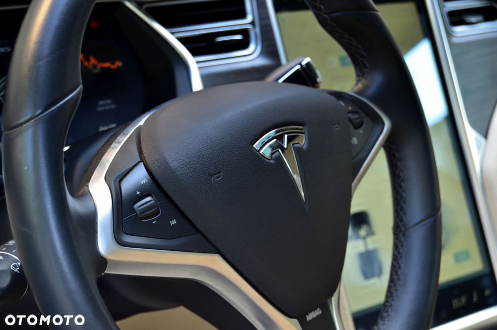 Tesla Model S - 10