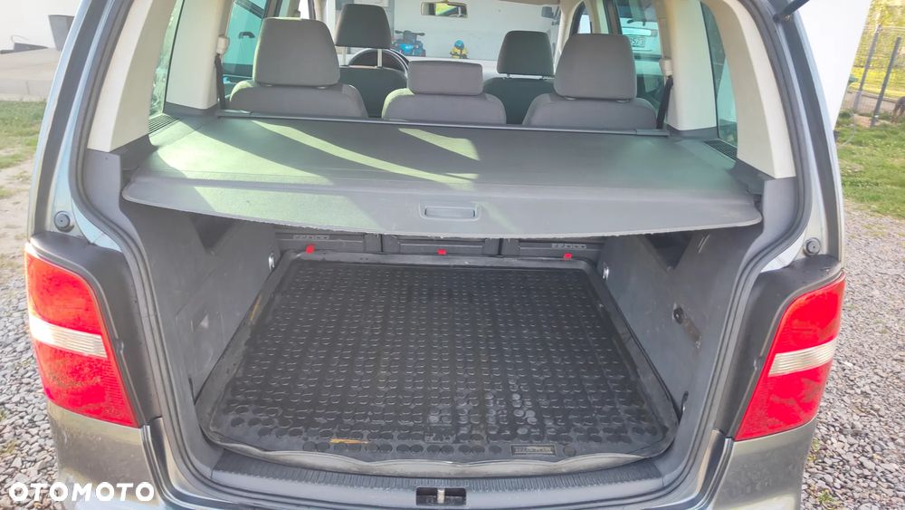 Volkswagen Touran 2.0 TDI DPF Trendline - 13