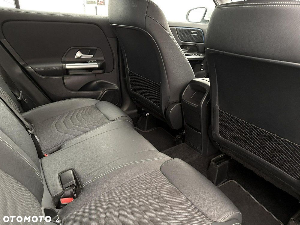 Mercedes-Benz GLA 200 - 25