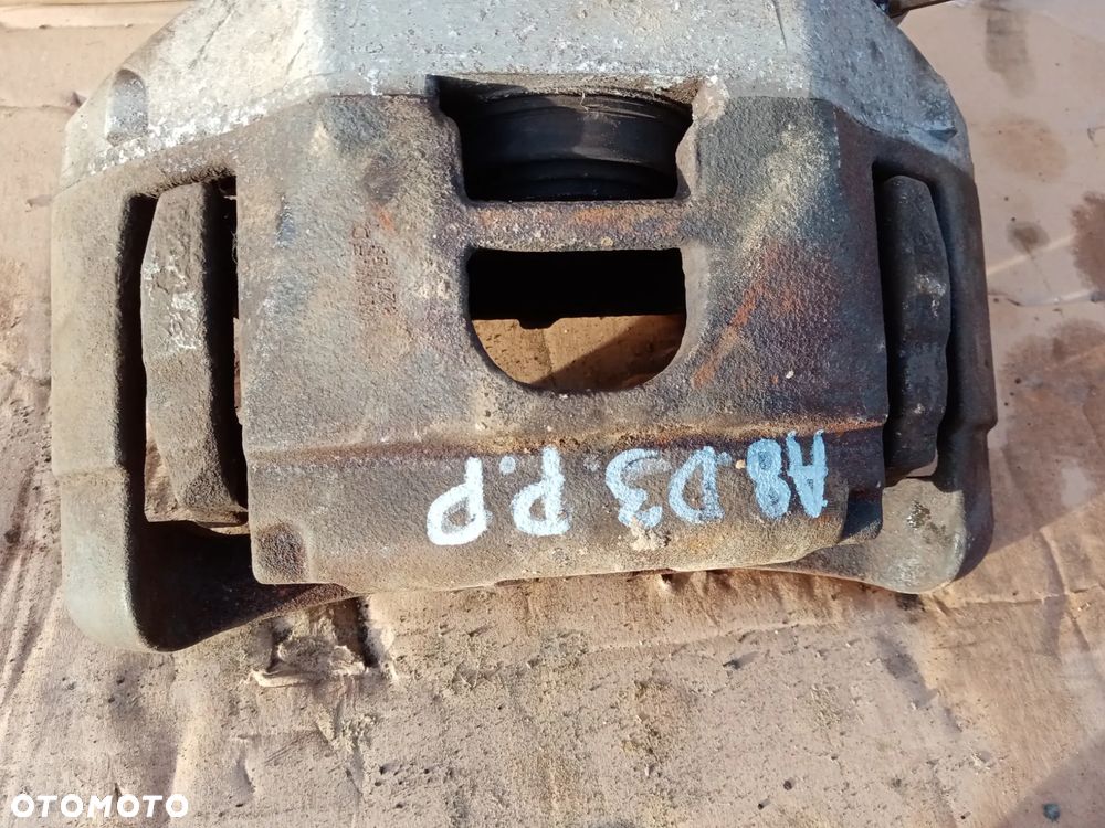 Zacisk hamulcowy prawy przód Audi A8 D3 3.0 TDI - 5