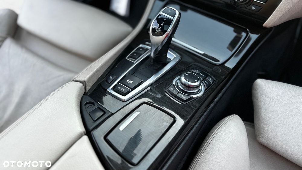 BMW Seria 5 550i - 10