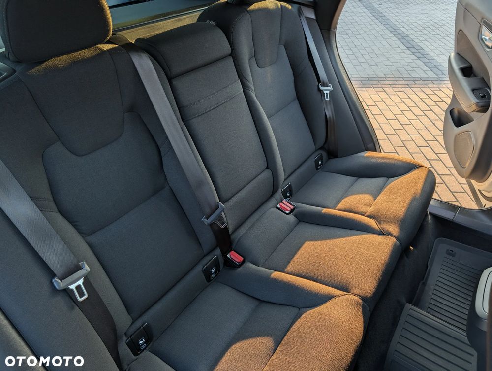 Volvo XC 60 B4 B Momentum - 19