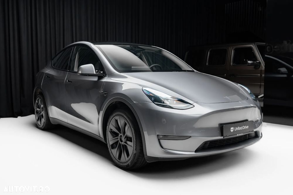Tesla Model Y Long Range AWD - 3