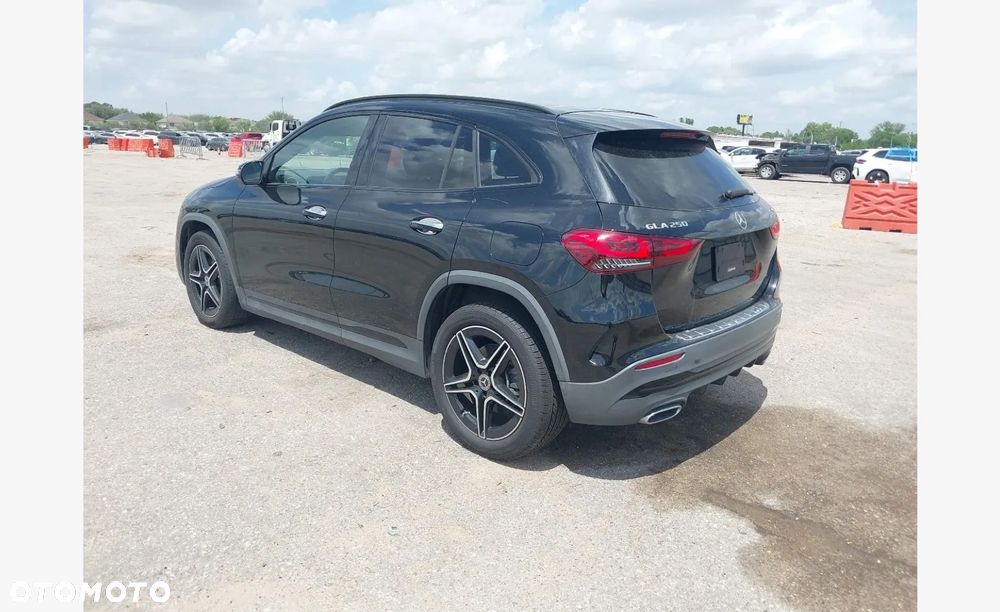 Mercedes-Benz GLA - 8