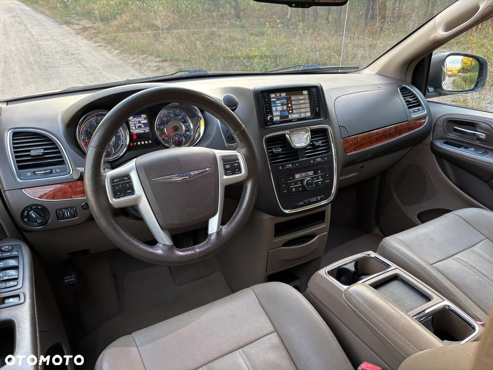 Chrysler Town & Country 3.6 Limited - 19