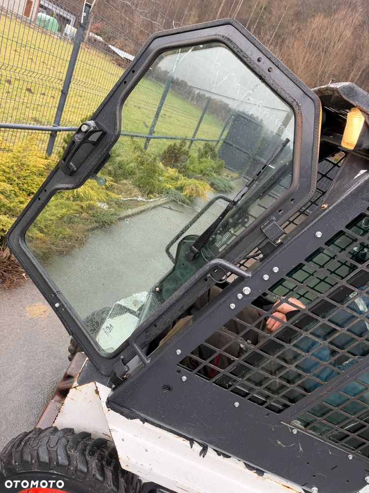 Bobcat S70 Mini-ładowarka 4x4 wózek terenowy. Łyżka widły. Kabina ogrzewana pełne szkło + drzwi ! aktualne serwisy DEKRA. Dokumentacja. silnik Kubota 3cyl. Maszyna Jak Nowa z Salonu! Pochodzi z Norweskiego Gospodarstwa! 2019 rok 715 mtg! Zero luzów i wycieków. Bardzo mocna i wydajna maszyna o małych gabarytach! Wąskie koła. Idealna do stajni. OKAZJA TANIO - 14