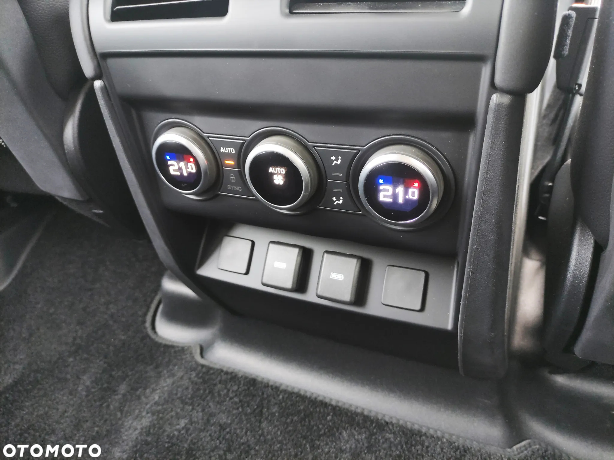 Land Rover Defender - 20