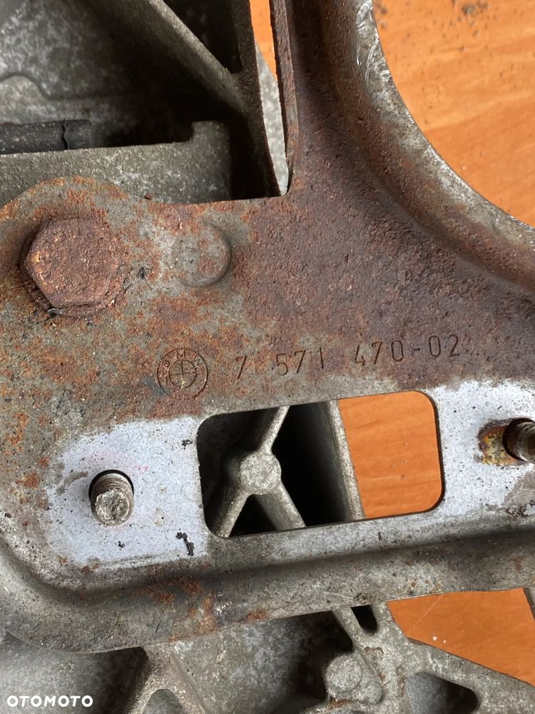 MOCOWANIE ŁAPA PODUSZKA SKRZYNI BIEGÓW BMW E60 E61 677717501 139811 - 8