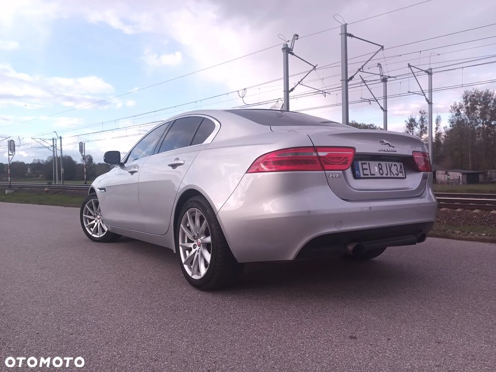 Jaguar XE 2.0 P300 AWD SE - 6