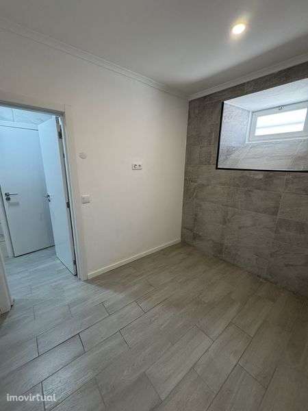 Apartamento T2 Remodelado com Quintal no Seixal Bairro Novo - Grande imagem: 3/11