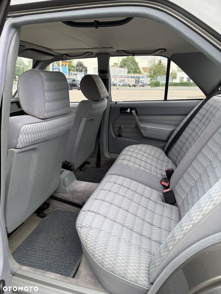 Mercedes-Benz W201 (190) - 12