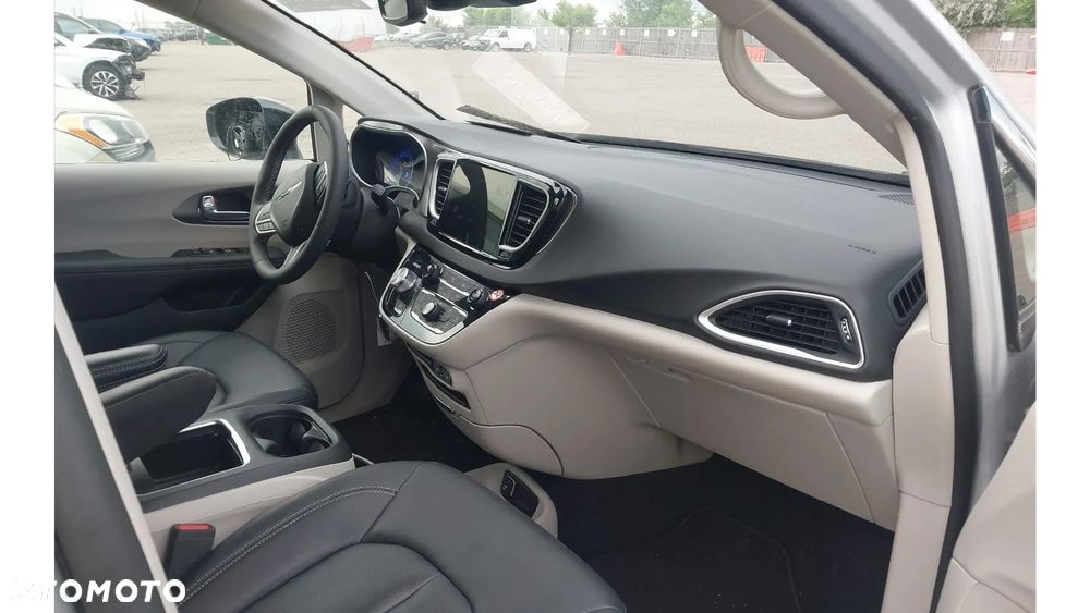 Chrysler Pacifica - 4