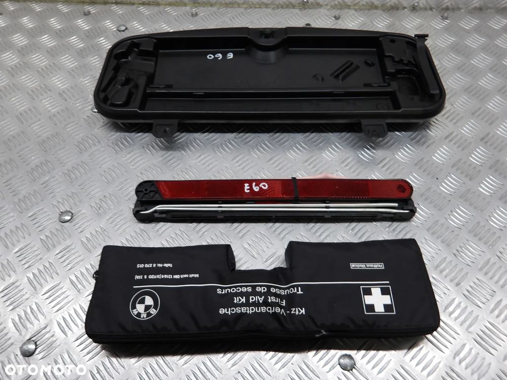 BMW E60 LIFT 07-10 SCHOWEK BAGAŻNIKA TRÓJKĄT APTECZKA 15361710 - 3