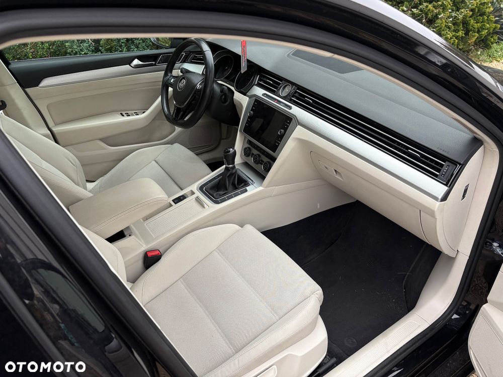 Volkswagen Passat 2.0 TDI SCR Comfortline - 11