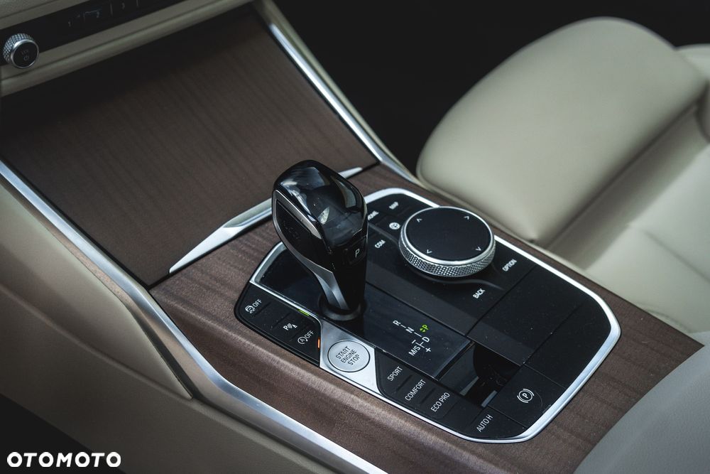 BMW Seria 3 330i xDrive - 10