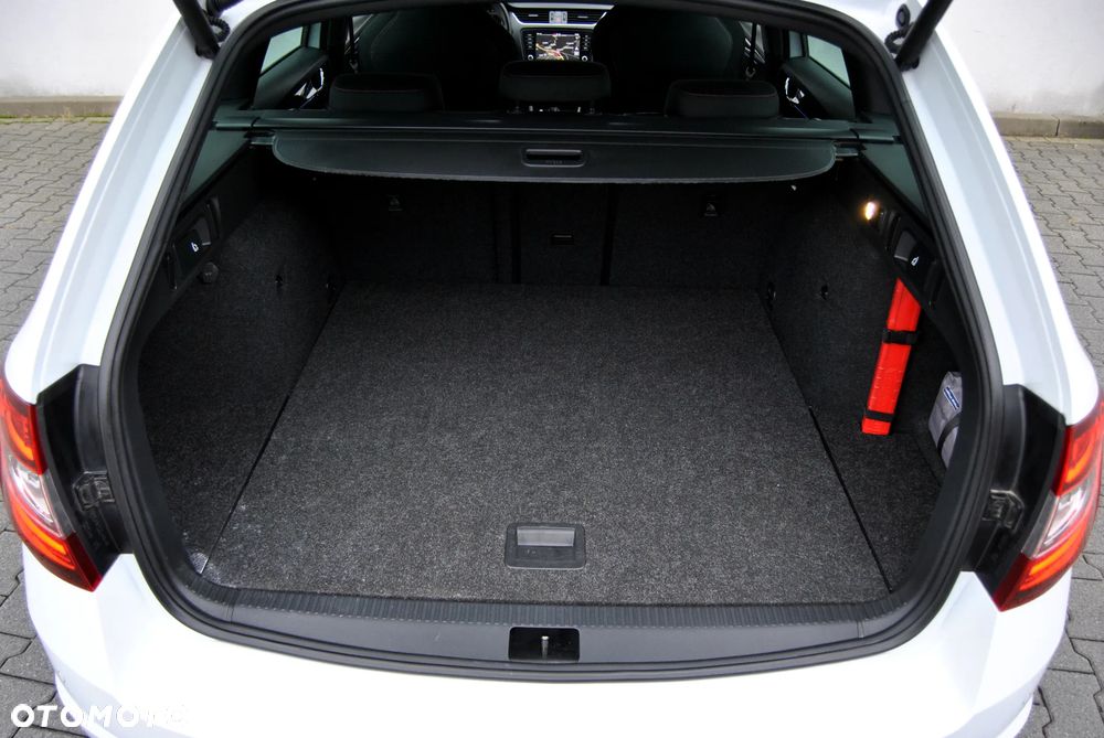 Skoda Octavia Combi 2.0 TDI DSG RS - 27