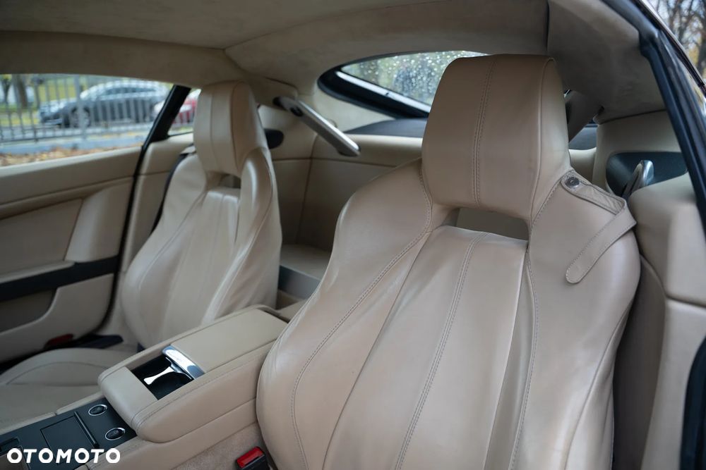 Aston Martin V8 Vantage - 12