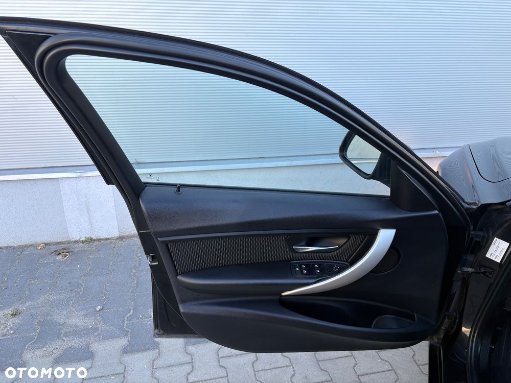 BMW Seria 3 320d Efficient Dynamics Edition Blue Perf Sport Line - 30