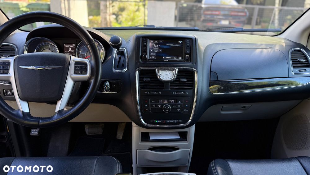 Chrysler Town & Country - 13