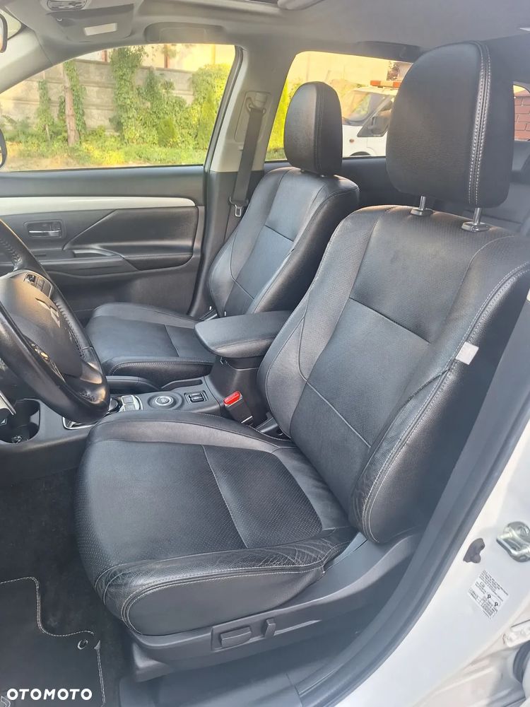 Mitsubishi Outlander 2.0 4WD Plug-In Hybrid - 13