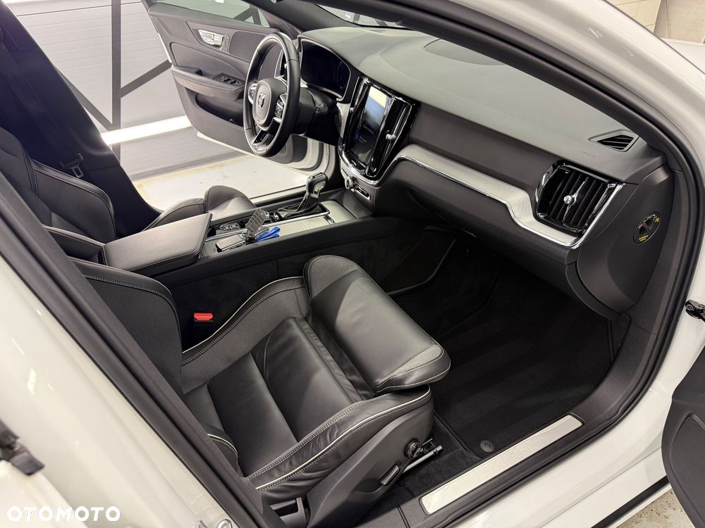 Volvo V60 D4 Geartronic R-Design - 26