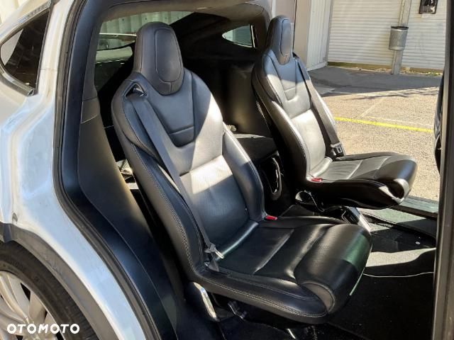 Tesla Model X - 11