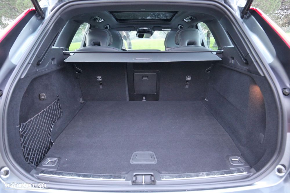 Volvo XC 60 2.0 T8 PHEV R-Design AWD - 15