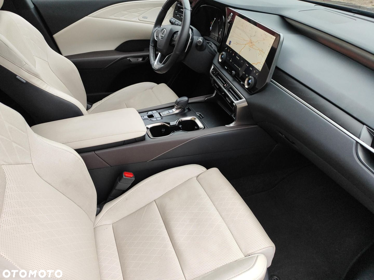 Lexus RX 450h+ Omotenashi - 13