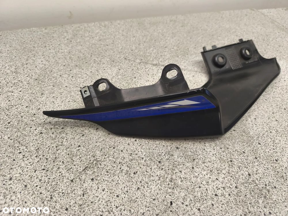 Zadupek, ogon prawy, owiewka, osłona prawa, bok, boczek Yamaha R125 R 125 2023 - 5